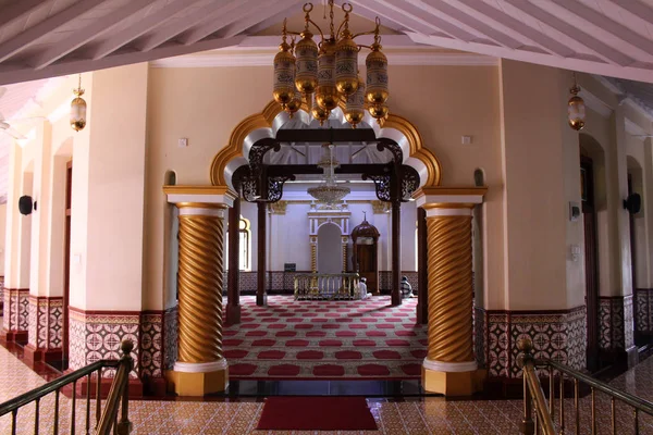 在科伦坡的红色清真寺雅米 Alfar 的祈祷室 2018年8月在斯里兰卡采取 — 图库照片