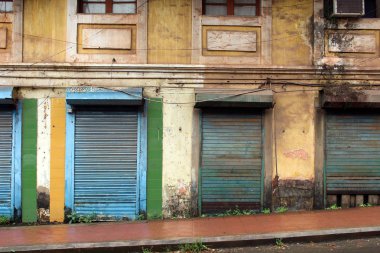 Çeviri: vintage ve renkli kapı ve pencerelerin Goa şehir. Hindistan, Ağustos 2018 alınan.