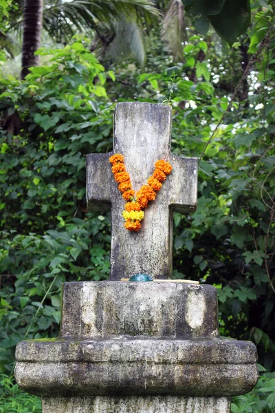 Una Cruz Venerada Estilo Guirnalda India Con Flores Como Encuentra — Foto de Stock