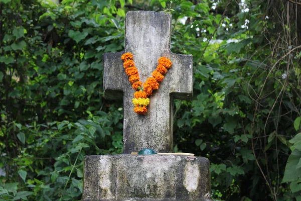 Ein Kreuz Das Indischen Girlandenstil Mit Blumen Verehrt Wird Wie — Stockfoto