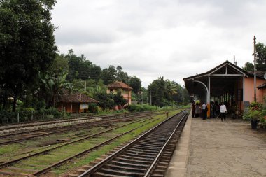 Çeviri: eski Peradeniya Tren İstasyonu çevresinde (1867), Ella ile Kandy giderken. Sri Lanka'da Ağustos 2018 alınan.