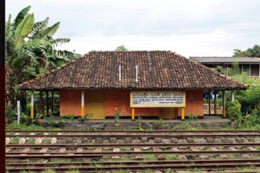 Çeviri: eski Peradeniya Tren İstasyonu çevresinde (1867), Ella ile Kandy giderken. Sri Lanka'da Ağustos 2018 alınan.