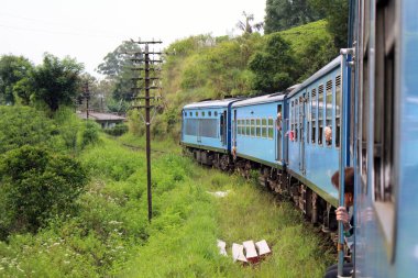 Turistler Ella doğal mavi tren yolu boyunca mutlu hissediyor. Sri Lanka'da Ağustos 2018 alınan.
