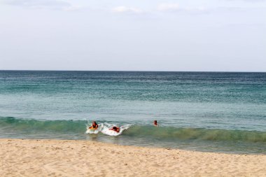 Beyaz kum plaj ve Flamanca koyu Trincomalee sessiz dalga. Sri Lanka'da Ağustos 2018 alınan.