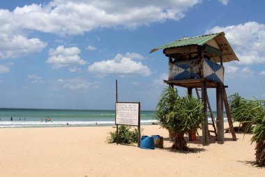 Cankurtaran kulübe Trincomalee Nilaveli plaj. Sri Lanka'da Ağustos 2018 alınan.