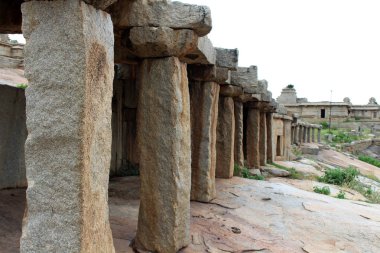 Sütunlar, kalıntıları, kayalar ve Hampi tapınaklarda anıtları Grup oluşumu. Hindistan, Ağustos 2018 alınan.