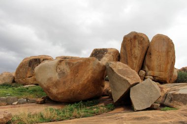 Sütunlar, kalıntıları, kayalar ve Hampi tapınaklarda anıtları Grup oluşumu. Hindistan, Ağustos 2018 alınan.