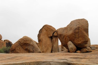Hampi çevreleyen tepeler (ve transformatörler) tapınaklar ve rocky Dağları. Hindistan, Ağustos 2018 alınan.