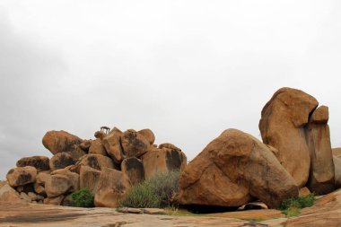 Hampi çevreleyen tepeler (ve transformatörler) tapınaklar ve rocky Dağları. Hindistan, Ağustos 2018 alınan.