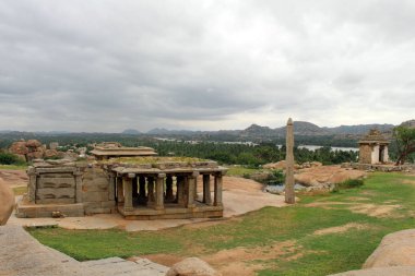 Sütunlar, kalıntıları, kayalar ve Hampi tapınaklarda anıtları Grup oluşumu. Hindistan, Ağustos 2018 alınan.