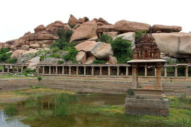 Khrisna'nın Bazaarı, sütunlar ve Hampi bir su birikintisi. Hindistan, Ağustos 2018 alınan.