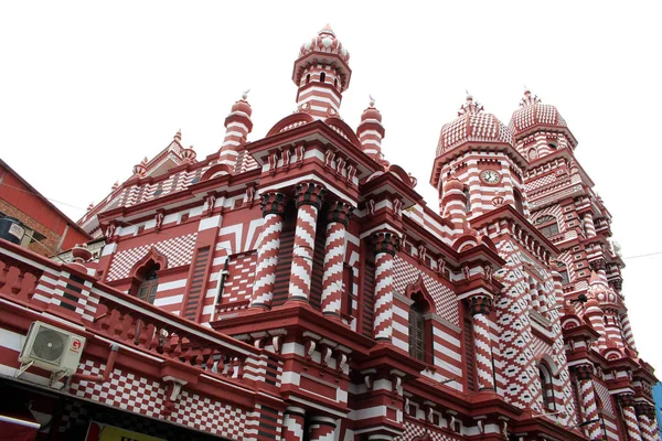 İlginç mimarisi, kırmızı Cami Cami-ül-Alfar Colombo içinde. Sri Lanka'da Ağustos 2018 alınan.