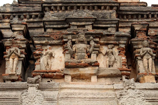 周围的雕塑 亨比的斯里兰卡奎师那神庙 采取在印度 2018年8月 — 图库照片