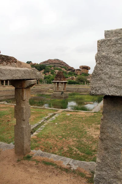 Khrisna 柱子和亨比的池塘 采取在印度 2018年8月 — 图库照片