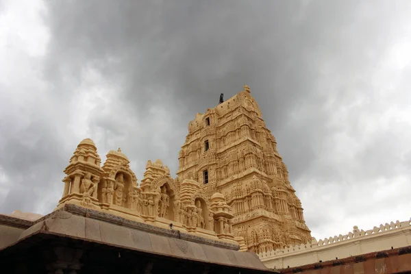 Proeminente Templo Virupaksha Ainda Uso Hampi Tomado Índia Agosto 2018 — Fotografia de Stock