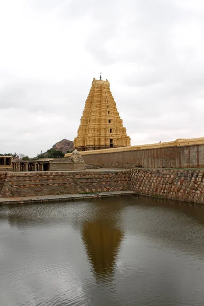 Estanque Piscina Templo Virupaksha Todavía Uso Hampi Tomado India Agosto — Foto de Stock