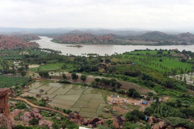 Manzara görünümü veya Hampi, toplayan izlendi Anjana dağda Anegundi (Hanuman Tapınağı) üzerinden. Hindistan, Ağustos 2018 alınan.