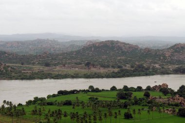 Manzara görünümü veya Hampi, toplayan izlendi Anjana dağda Anegundi (Hanuman Tapınağı) üzerinden. Hindistan, Ağustos 2018 alınan.