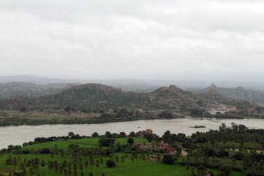 Manzara görünümü veya Hampi, toplayan izlendi Anjana dağda Anegundi (Hanuman Tapınağı) üzerinden. Hindistan, Ağustos 2018 alınan.