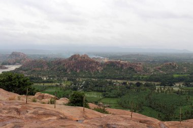 Manzara görünümü veya Hampi, toplayan izlendi Anjana dağda Anegundi (Hanuman Tapınağı) üzerinden. Hindistan, Ağustos 2018 alınan.