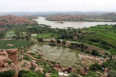 Manzara görünümü veya Hampi, toplayan izlendi Anjana dağda Anegundi (Hanuman Tapınağı) üzerinden. Hindistan, Ağustos 2018 alınan.