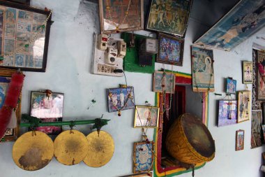 Bir tapınak ve onun ritüel malzeme Hampi ana Adası (Anegundi) arasında. Hindistan, Ağustos 2018 alınan.