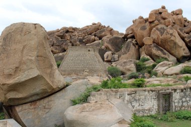 Hampi (Anegundi) ana ada genelinde beyaz ashram. Hindistan, Ağustos 2018 alınan.
