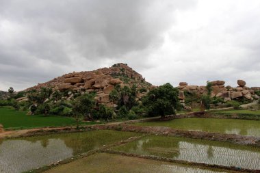 Hampi ana ada genelinde görünümü Anegundi, etrafında. Hindistan, Ağustos 2018 alınan.