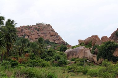 Matanga Hill giderken kayboluyorum. Bunun üstüne bir tapınak vardır. Hampi, Hindistan, Ağustos 2018 alınan.