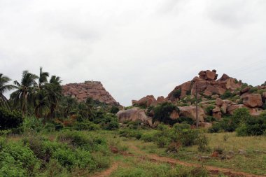 Matanga Hill giderken kayboluyorum. Bunun üstüne bir tapınak vardır. Hampi, Hindistan, Ağustos 2018 alınan.