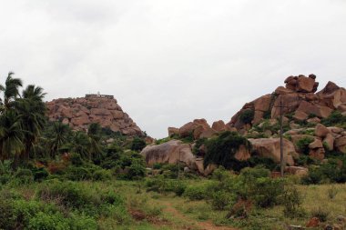 Matanga Hill giderken kayboluyorum. Bunun üstüne bir tapınak vardır. Hampi, Hindistan, Ağustos 2018 alınan.