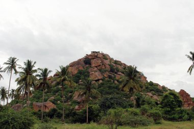 Matanga Hill giderken kayboluyorum. Bunun üstüne bir tapınak vardır. Hampi, Hindistan, Ağustos 2018 alınan.