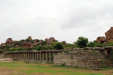 Foothill Matanga tepenin üzerinde bir tapınak. Üstüne başka bir tapınak vardır. Hampi, Hindistan, Ağustos 2018 alınan.