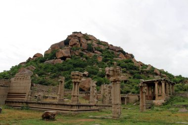 Foothill Matanga tepenin üzerinde bir tapınak. Üstüne başka bir tapınak vardır. Hampi, Hindistan, Ağustos 2018 alınan.