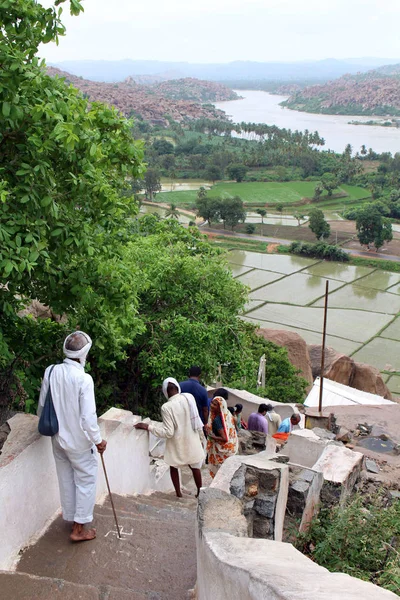 Los Peregrinos Que Visitan Templo Hanuman Montaña Anjana Hampi Cruzando — Foto de Stock