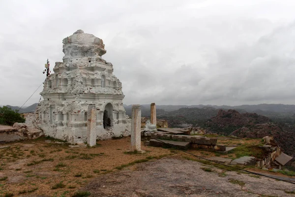 Matanga 山上的一座寺庙 俯瞰着亨比遗址 采取在印度 2018年8月 — 图库照片