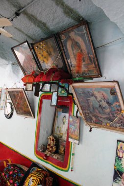 Bir tapınak ve onun ritüel malzeme Hampi ana Adası (Anegundi) arasında. Hindistan, Ağustos 2018 alınan.