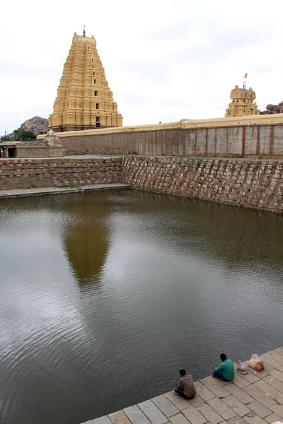 Estanque Piscina Templo Virupaksha Todavía Uso Hampi Tomado India Agosto — Foto de Stock