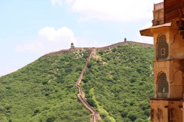 Amer Fort etrafındaki uzun duvar. Hill altı Rajasthan Forts biri. Hindistan, Ağustos 2018 alınan.