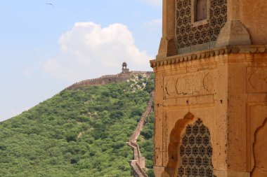 Amer Fort çevreleyen uzun duvar. Hill altı Rajasthan Forts biri. Hindistan, Ağustos 2018 alınan.