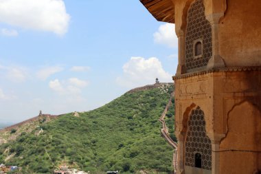 Amer Fort çevreleyen uzun duvar. Hill altı Rajasthan Forts biri. Hindistan, Ağustos 2018 alınan.