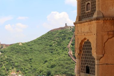 Amer Fort çevreleyen uzun duvar. Hill altı Rajasthan Forts biri. Hindistan, Ağustos 2018 alınan.