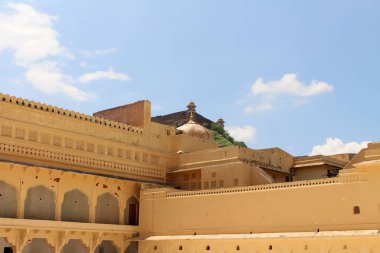 Amer (ya da Amber Fort) etrafında karmaşık oymalar ayrıntıları. Hindistan, Ağustos 2018 alınan.