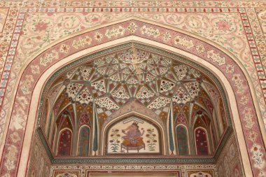 Amer (ya da Amber Fort) etrafında karmaşık oymalar ayrıntıları. Hindistan, Ağustos 2018 alınan.