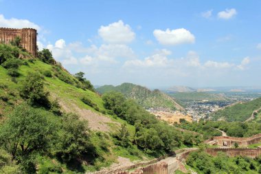 Jaigarh Fort Amer Fort ve Jaipur şehre bakan. Hindistan, Ağustos 2018 alınan.