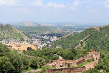 Jaigarh Fort Amer Fort ve Jaipur şehre bakan. Hindistan, Ağustos 2018 alınan.