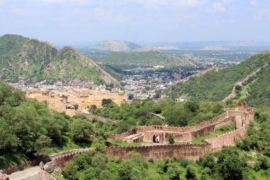 Jaigarh Fort Amer Fort ve Jaipur şehre bakan. Hindistan, Ağustos 2018 alınan.