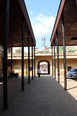 Fil Jaipur kalede Amer (Amber) etrafında istikrarlı bir adam. Hindistan, Ağustos 2018 alınan.