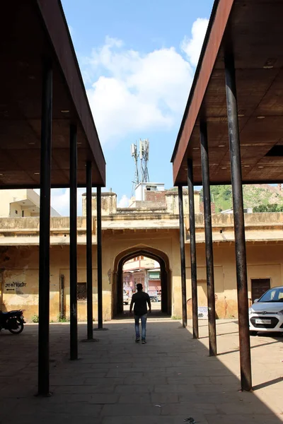 Una Silueta Hombre Establo Elefantes Alrededor Amer Ámbar Fort Jaipur — Foto de Stock