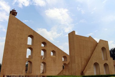 Jaipur, Jantar Mantar Gözlemevi mimari astronomik aletleri oluşur. Hindistan, Ağustos 2018 alınan.